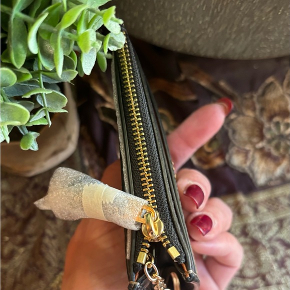 Authentic COACH Pebbled leather floral zip top card case with keychain - Picture 6 of 8